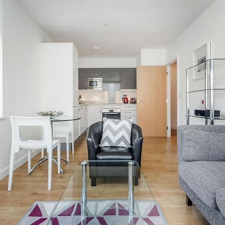 Roomspace Serviced Apartments - Swan House Leatherhead Dış mekan fotoğraf