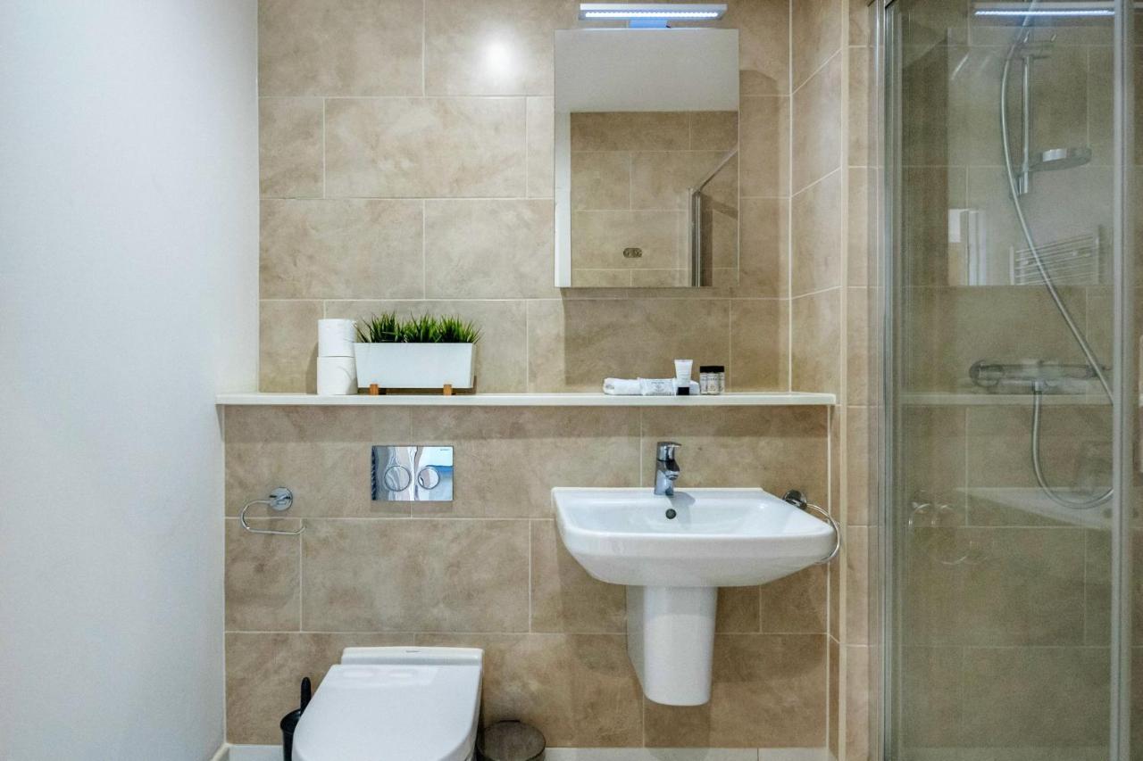 Roomspace Serviced Apartments - Swan House Leatherhead Dış mekan fotoğraf