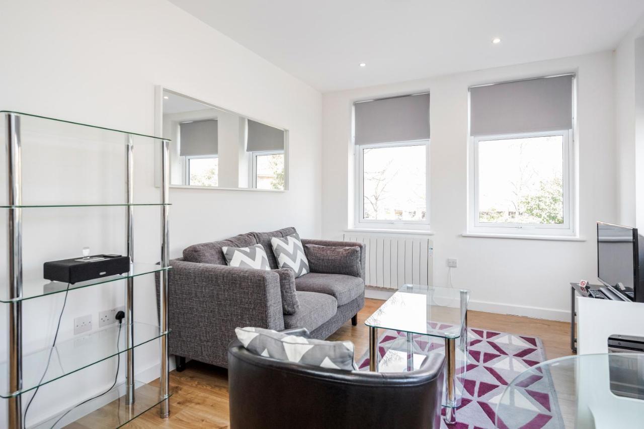 Roomspace Serviced Apartments - Swan House Leatherhead Dış mekan fotoğraf